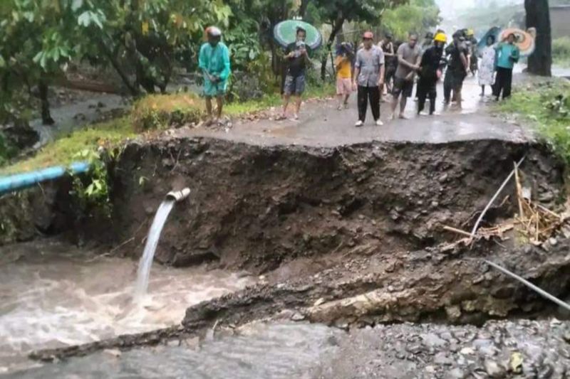 Banjir yang terjadi akibat hujan deras memutus akses jalan masyarakat menuju lokasi wisata permandian So'do dan Tamasapi Kecamatan Mamuju Kabupaten Mamuju Provinsi Sulawesi Barat (Sulbar), di Mamuju, Selasa (13/8/2024). ANTARA/HO-Dokumentasi pribadi