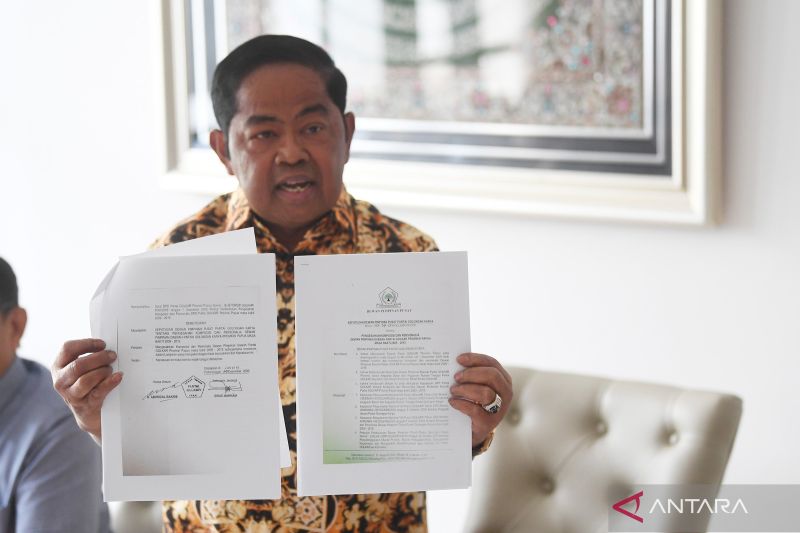 Ketua Dewan Pembina Bapilu Partai Golkar Idrus Marham menunjukkan SK pengesahan pengurus DPD Partai Golkar Papua 2009-2015 saat konferensi pers terkait suksesi kepemimpinan usai mundurnya Airlangga Hartarto sebegai ketua umum di Jakarta, Selasa (13/8/2024). Idrus mengklaim kader Golkar Bahlil Lahadalia telah memenuhi syarat sebagai calon Ketua Umum Partai Golkar karena sebelumnya pernah menjabat sebagai Bendahara DPD I Partai Golkar Papua. ANTARA FOTO/Akbar Nugroho Gumay/aww.