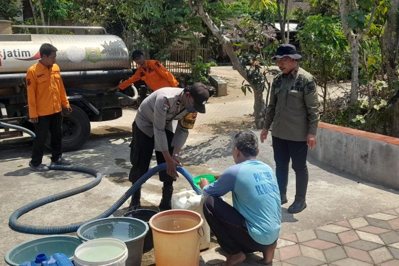 Petugas saat mengirimkan air bersih di salah satu desa terdampak kekeringan di Trenggalek (ANTARA/HO - BPBD Trenggalek)