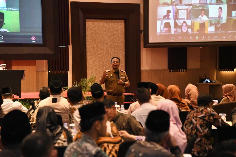 Sekda Jabar Herman Suryatman memberikan pengarahan dan Bantuan Pendidikan Menengah Universal (BPMU) di Kabupaten Bandung. (ANTARA/HO Pemprov Jabar)