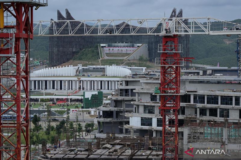 Sejumlah pekerja menyelesaikan proyek pembangunan gedung kementerian di Ibu Kota Nusantara (IKN), Penajam Paser Utara, Kalimantan Timur, Selasa (13/8/2024). Presiden Joko Widodo menyebut investasi yang masuk untuk pembangunan Ibu Kota Nusantara (IKN) sebesar Rp56,2 triliun di luar dari Anggaran Pendapatan dan Belanja Negara (APBN). ANTARA FOTO/Fauzan/aww.