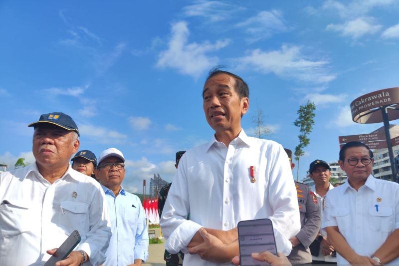 Presiden Joko Widodo (Jokowi) memberikan keterangan kepada wartawan di IKN, Kalimantan Timur, Rabu (14/8/2024). ANTARA//Mentari Dwi Gayati