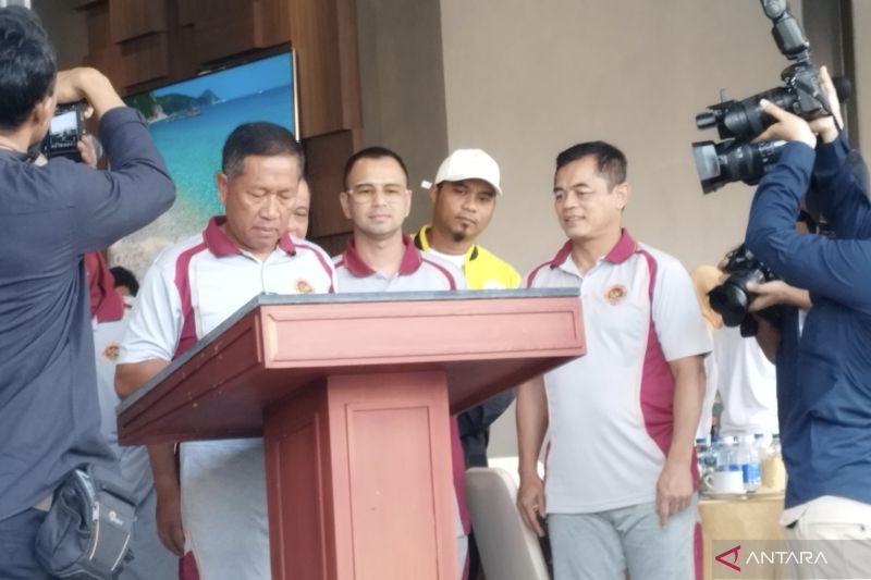 Sekretaris Jenderal Kemenhan Marsdya TNI Donny Ermawan Taufanto didampingi Wakil Ketua Umum Pelti Raffi Ahmad meresmikan Lapangan Tenis Kemenhan di Jakarta, Rabu (14/8/2024). (ANTARA/Bagus Ahmad Rizaldi)