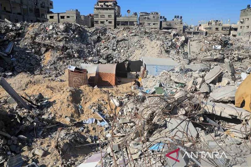 Seorang pria duduk di antara reruntuhan bangunan di Kota Khan Younis, Jalur Gaza selatan, Rabu (17/7/2024). (ANTARA FOTO/Xinhua/Rizek Abdeljawad/rwa.)