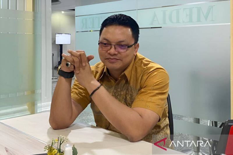 Kepala Biro Hukum dan Administrasi Kepaniteraan sekaligus Juru Bicara Mahkamah Konstitusi (MK) Fajar Laksono berbicara dengan awak media di Gedung Mahkamah Konstitusi, Jakarta, Jumat (26/4/2024). ANTARA/Nadia Putri Rahmani