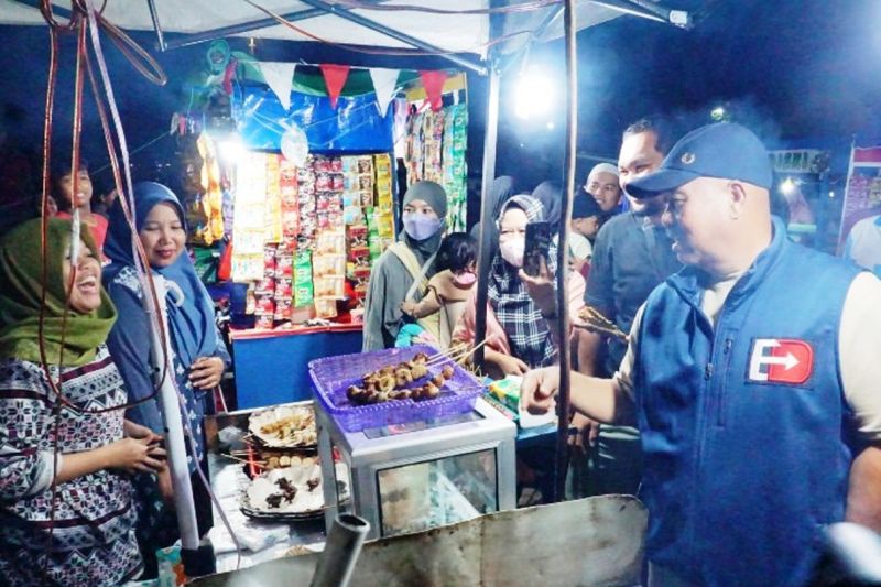 Bupati Kukar Edi Damansyah (pakai rompi biru - topi biru) saat berbincang dengan pelaku UMKM di Titik Nol Kesaltanan Kutai Kartanegara di Tenggarong. (Antara/ HO Prokom Kukar)