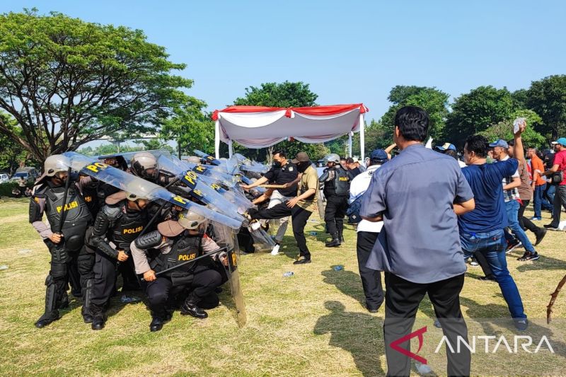 Sejumlah warga yang tidak bisa menggunakan hak pilihnya melakukan aksi anarkis kepada aparat kepolisian dalam simulasi pengamanan kota (Sispamkota) Pilkada Jakarta 2024 di sela-sela apel gelar Pasukan Operasi Mandiri Kewilayahan Mantap Praja Jaya 2024 di Lapangan Museum Purna Bhakti Pertiwi, TMII, Jakarta Timur, Rabu (14/8/2024). ANTARA/Syaiful Hakim