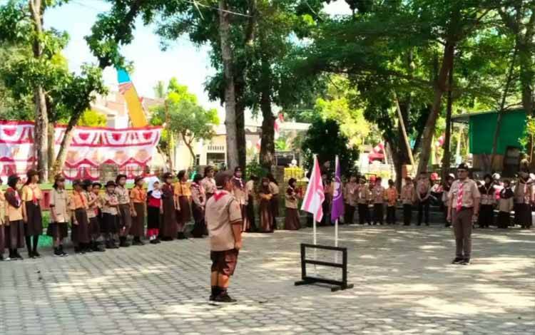 Ratusan Pramuka Siaga membaur bersama Pembina Pendamping dan Panitia pada Pesta Siaga sebagai rangkaian Peringatan Hari Pramuka Ke-63 di Kapuas. (FOTO: IST)