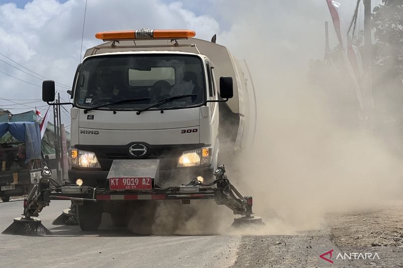 Sebuah unit road sweeper membersihkan debu jalanan menjelang perayaan HUT ke-79 RI di Ibu Kota Nusantara, Kabupaten Penajam Paser Utara, Kalimantan Timur, Rabu (14/8/2024). ANTARA/Putu Indah Savitri