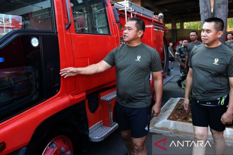 KSAD Maruli Simanjuntak saat memeriksa mobil pemadam kebakaran yang akan diserahkan ke prajurit di Mabes AD, Jakarta Pusat, Selasa (13/8/2024) (ANTARA/Ho-Humas TNI AD)