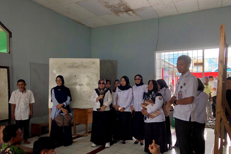 Kepala Sanggar Kegiatan Belajar (SKB) Mopido Toli-Toli Nim'At Sabite Tahir bertatap muka dengan warga binaan Lapas Toli-Toli di Toli-toli, Kamis (14/8/2024). (ANTARA/HO-Humas Lapas Toli-Toli)