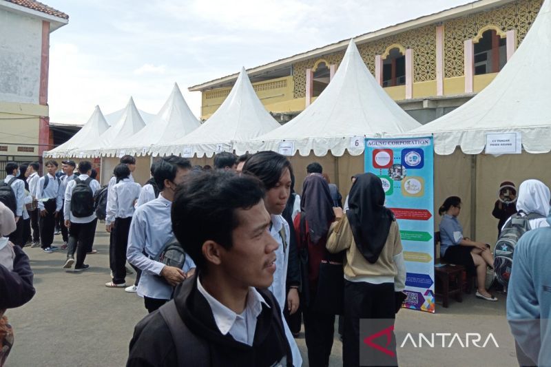 Sejumlah pencari kerja saat mengikuti kegiatan bursa kerja di Cirebon, Jawa Barat. (ANTARA/Fathnur Rohman)