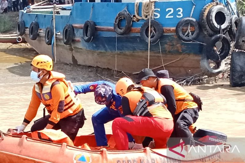 Tim SAR gabungan menemukan korban terakhir atau ke-5 jembatan Lalan, Musi Banyuasin (Muba), Sumatera Selatan yang ambruk karena ditabrak ponton pengangkut batu bara Senin 12 Agustus 2024 sekitar pukul 21:30 WIB. (ANTARA/ HO- Kantor SAR Palembang)