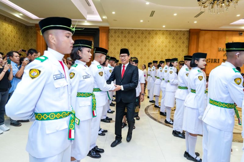 Wakil Bupati Badung I Ketut Suiasa saat mengukuhkan Calon Paskibra Kabupaten Badung Tahun 2024 di Puspem Badung, Rabu (14/8/2024). ANTARA/HO-Humas Pemkab Badung