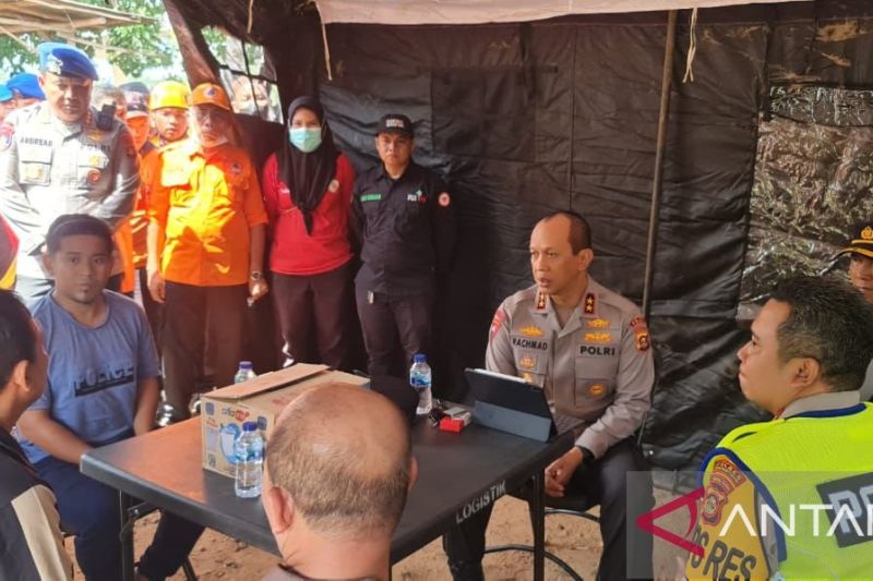 Kepala Polda Sumsel Inspektur Jenderal Polisi Rachmad A. Wibowo (dua kanan) saat meninjau jembatan ambruk di Muba, Rabu (14/8/2024). (ANTARA/HO-Polda Sumsel)
