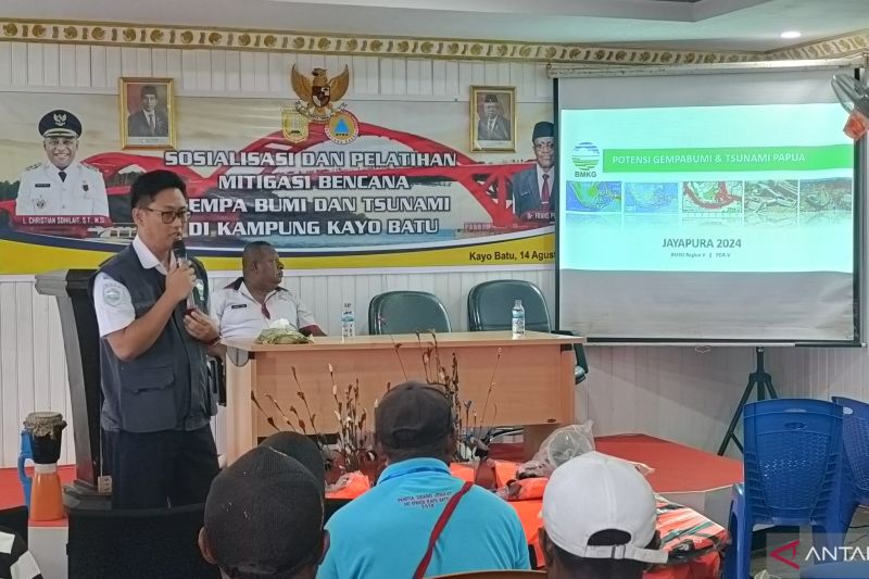 Suasana sosialisasi dan pelatihan yang dilaksanakan BPBD Kota Jayapura bagi warga Kampung Kayu Batu, Rabu (14/8) (ANTARA/Ardiles Leloltery)