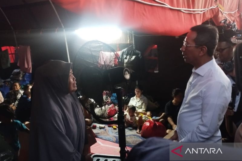 Penjabat (Pj) Gubernur DKI Jakarta Heru Budi Hartono mendatangi di lokasi penampungan area parkir Pasar Raya Manggarai, Jakarta Selatan, Rabu (14/8/2024) ANTARA/Luthfia Miranda Putri