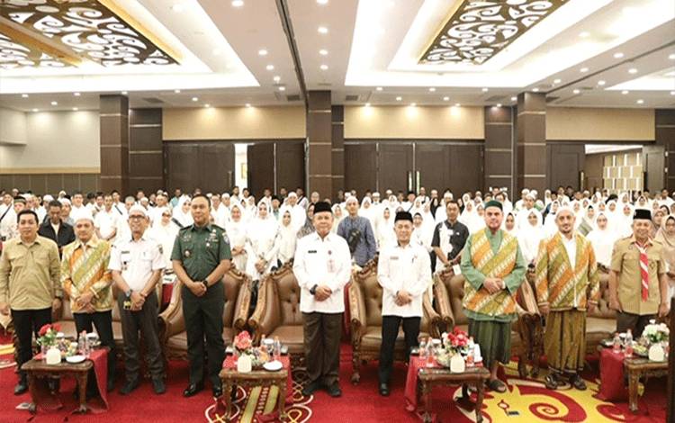 Foto bersama saat kegiatan kegiatan Manasik Umrah Jemaah Prov. Kalteng, bertempat di Ballroom Hotel Best Western Batang Garing Palangka Raya, Rabu, 14 Agustus 2024. (FOTO:FERY)