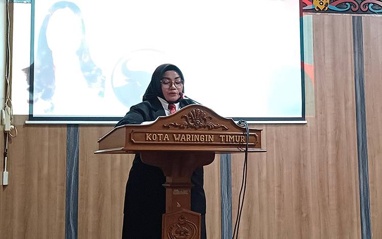 Wakil Bupati Kotawaringin Timur Irawati menyampaikan sambutan setelah menyaksikan pelantikan anggota DPRD periode 2024-2029, Rabu, 14 Agustus 2024. (FOTO: DEWIP)