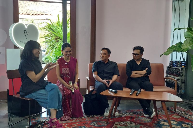 Kurator pameran Nano Warsono (kanan) dan Agung Hujatnikajennong (dua kanan) bersama Penyanyi sekaligus pegiat disabilitas Andien Aisyah (dua kiri) dalam konferensi pers Pameran Warna-Warna Vol 2 bertema Pusparagam Seni Disabilitas yang diselenggarakan di Jakarta, Rabu (14/8/2024). (ANTARA/Adimas Raditya)