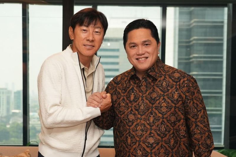 Ketua Umum PSSI Erick Thohir (kanan) bersama pelatih Timnas Indonesia Shin Tae-yong berpose bersama dalam pertemuan di Jakarta, Rabu (14/8/2024). (ANTARA/HO-Akun instagram @erickthohir)