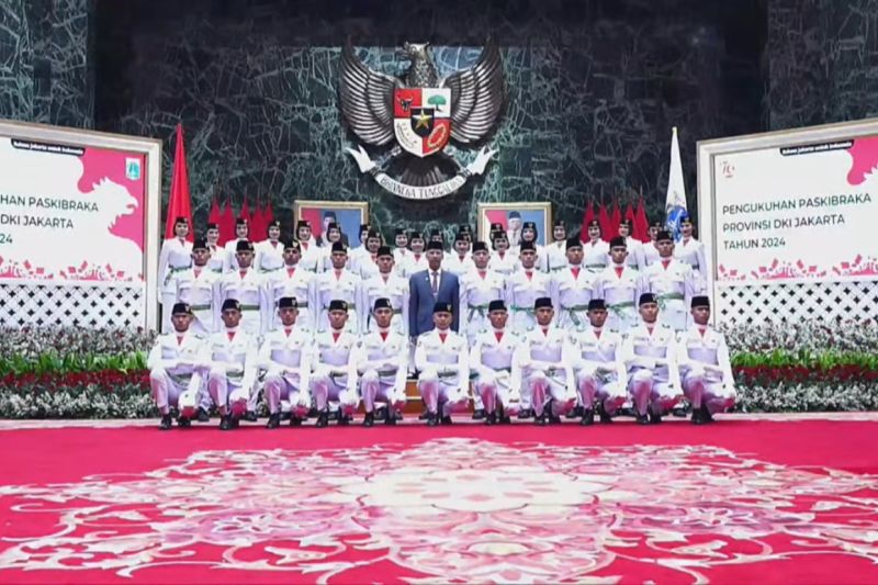 Tangkapan layar Penjabat (Pj) Gubernur Heru Budi Hartono berfoto bersama jajaran Paskibraka DKI Jakarta 2024 di Balai Kota, Rabu (14/8/2024). ANTARA/Lifia Mawaddah Putri