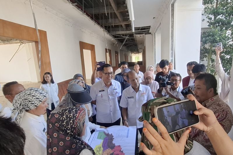 Kepala Bappeda Lampung Elvira Ummihani tengah memperlihatkan peta pembangunan Kota Baru kepada Direktur Regional I Kedeputian Bidang Pengembangan Regional Kementerian Perencanaan Pembangunan Nasional (PPN)/Badan Perencanaan Pembangunan Nasional (Bappenas) Abdul Malik Sadat Idris, di Lampung Selatan, Rabu (14/8/2024). ANTARA/Ruth Intan Sozometa Kanafi