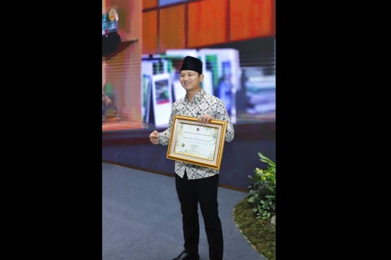 Bupati Trenggalek Mochmad Nur Arifin saat menerima penghargaan dari Kementerian LHK (ANTARA/HO-KLHK)