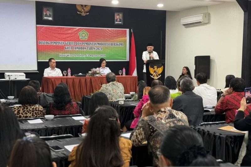 Kepala Kanwil Kemenag Sulawesi Utara Sarbin Sehe ketika membuka sekaligus memberikan materi dalam kegiatan Dialog Pimpinan Gereja dan Moderasi Beragama di Tomohon, Rabu (14/8/2024). ANTARA/HO-Kemenag
