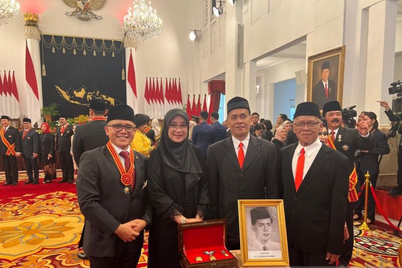 Bupati Banyuwangi Ipuk Fiestiandani didamping Menteri PAN-RB Abdullah Azwar Anas foto bersama dengan putera sulung almarhum KH Ali Manshur, Rabu (14/8/2024). ANTARA/HO-Humas Pemkab Banyuwangi