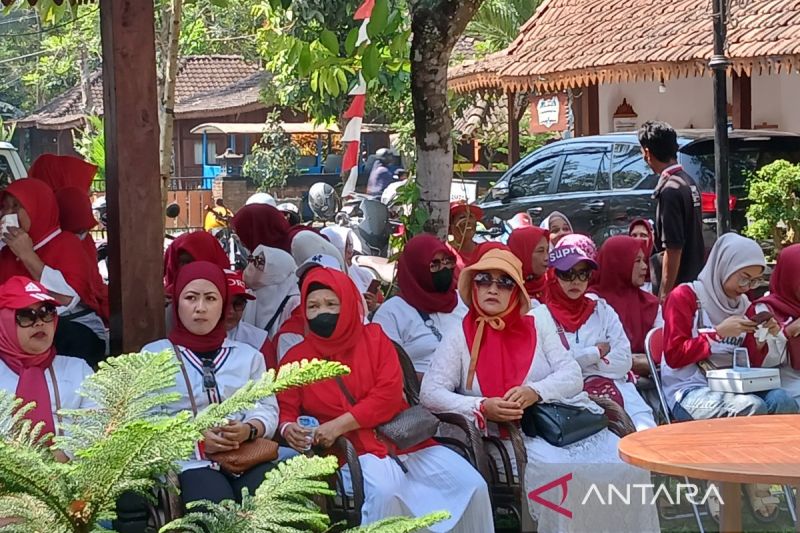 Para pedagang Borobudur mengikuti musyawarah rencana pemindahan ke Kampung Seni Kujon. ANTARA/Heru Suyitno