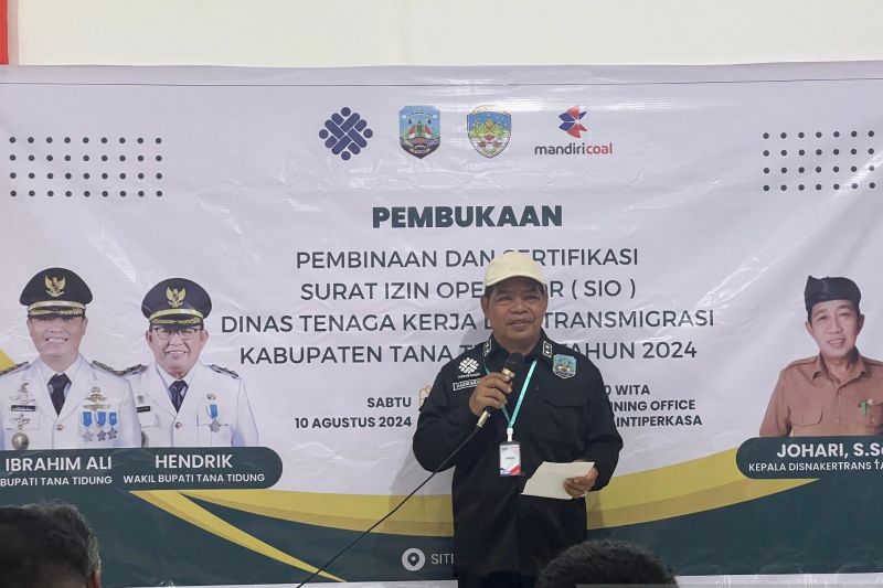 Kepala Disnakertrans Provinsi Kaltara Haerumuddin memberi pembekalan pada kegiatan pelatihan dan sertifikasi operator alat berat di Kabupaten Tana Tidung, Rabu (14/8/2024). ANTARA/HO-DKISP Kaltara