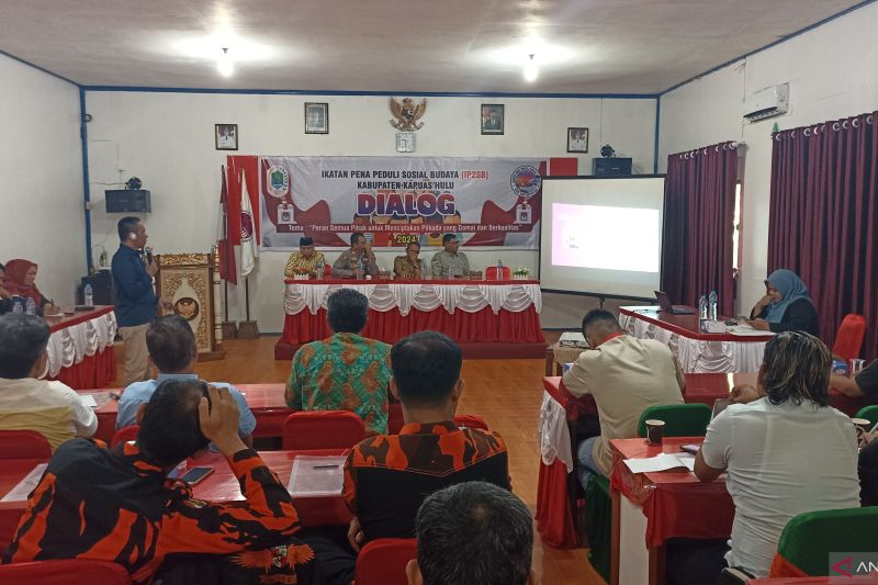 Arsip - Ketua KPU Kapuas Hulu Mohammad Yusuf menyampaikan materi terkait partisipasi masyarakat dalam menyukseskan pilkada pada kegiatan dialog pilkada damai di wilayah Kabupaten Kapuas Hulu, Kalimantan Barat, Selasa (13/08/2024). ANTARA/Teofilusianto Timotius