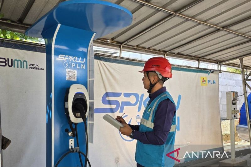 Petugas PLN UP3 Cikarang, Kabupaten Bekasi, Jawa Barat melakukan pengecekan stasiun pengisian kendaraan listrik umum menjelang perayaan HUT Proklamasi Kemerdekaan ke-79 Republik Indonesia. ANTARA/Pradita Kurniawan Syah