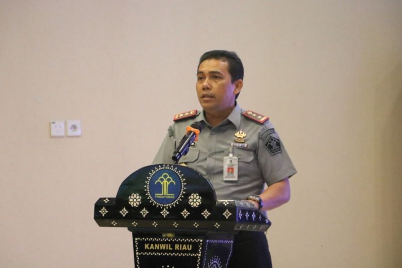 Kepala Kanwil Kemenkumgham Riau Budi Argap Situngkir saat ekspos pemberian remisi bagi napi menyambut HUT RI ke-79 di Pekanbaru, Kamis. ANTARA/HO-Humas Kemenkumham Riau.