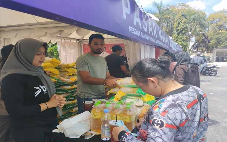 Masyarakat membeli beras dan minyak goreng di Pasar Murah pada momen Pesona Tambun Bungai yang dilaksanakan Bank Indonesia Provinsi Kalimantan Tengah, Kamis, 15 Agustus 2024.(FOTO: TESTI PRISCILLA)