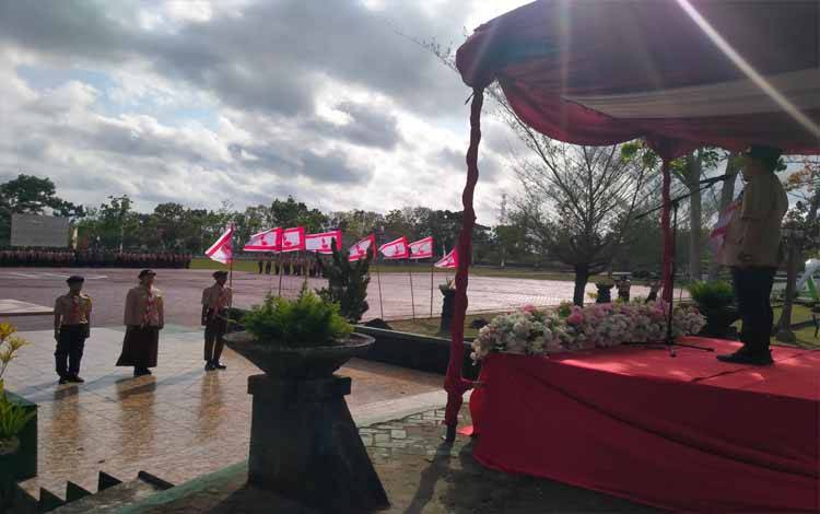 Pelaksanaan upacara peringatan Hari Pramuka ke 63 di halaman kantor Bupati Sukamara, Kamis, 15 Agustus 2024. (FOTO:NORHASANAH)