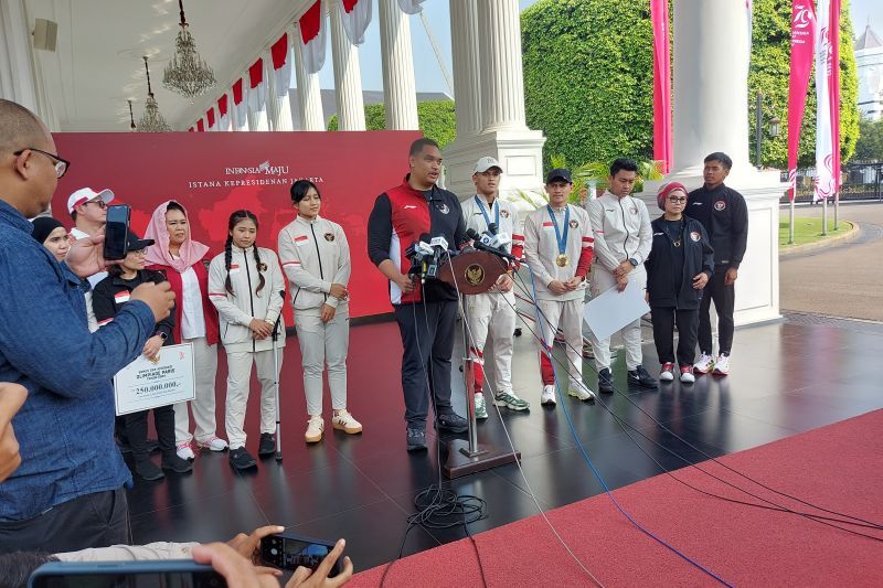Youth and Sports Minister Dito Ariotedjo briefs the press at the Presidential Palace, Jakarta, on Thursday (August 15, 2024). ANTARA/HO-Kemenpora
