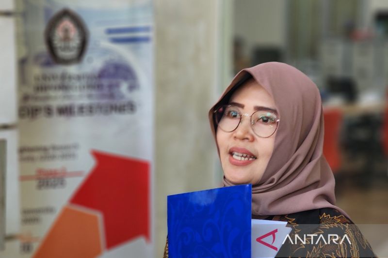 Manajer Layanan Terpadu dan Humas Undip Semarang Utami Setyowati saat menyampaikan pernyataan tentang kematian salah seorang mahasiswinya di Semarang, Kamis. ANTARA/I.C. Senjaya