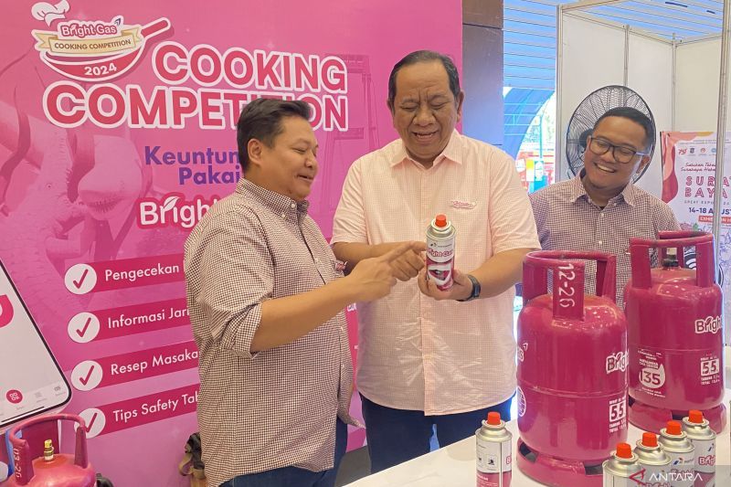 Direktur Perencanaan dan Pengembangan Bisnis Pertamina Patra Niaga Harsono Budi Santoso (tengah) di Surabaya, Jawa Timur, Kamis (15/8/2024). (ANTARA/Astrid Faidlatul Habibah)