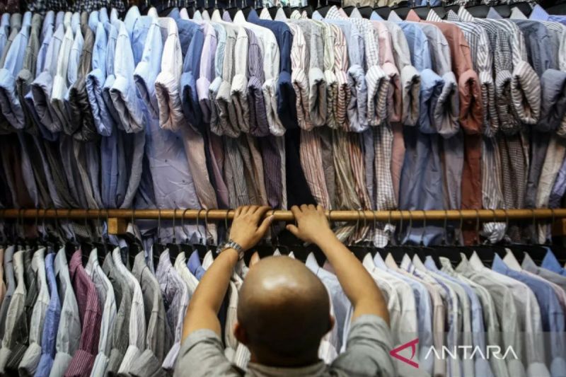 Ilustrasi - Pedagang menata pakaian impor bekas "thrifting" dagangannya di Pasar Senen, Jakarta, Jumat (17/2/2023). ANTARA FOTO/Fauzan/foc/aa.
