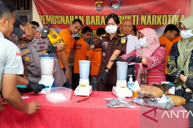 Kepolisian memusnahkan barang bukti narkoba sabu dengan memblender, Kamis (15/8/2024). (ANTARA/Tuyani)