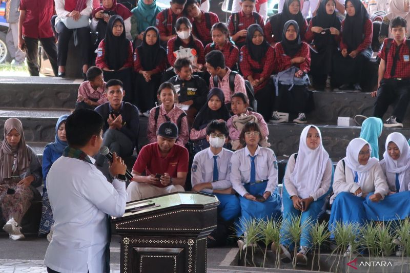 Penjabat Gubernur Nusa Tenggara Barat Hassanudin (kiri) menyampaikan paparan dalam peringatan hari anak nasional di Taman Budaya, Kota Mataram, Kamis (15/8/2024). ANTARA/Sugiharto Purnama