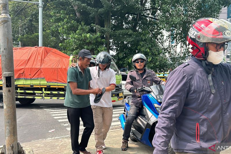 Penjaringan Pak Ogah atau pengatur jalan tanpa izin di Cengkareng, Jakarta Barat oleh Satuan Polisi Pamong Praja (Satpol PP), Rabu (7/8/2024). ANTARA/Risky Syukur