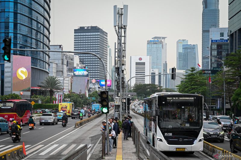 Illustration - City buses navigate Jakarta's busy streets. ANTARA/FAUZAN