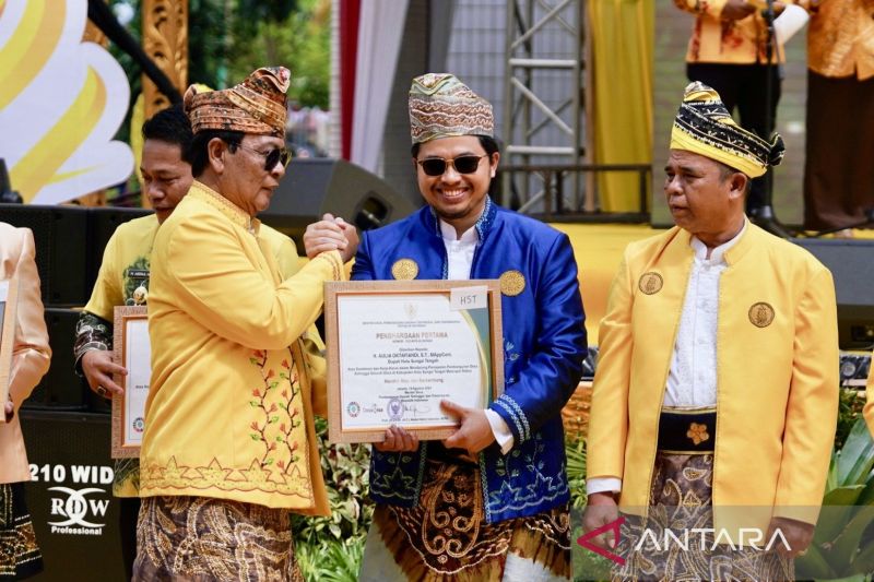 Gubernur Kalsel Sahbirin Noor menyerahkan penghargaan Kemendes PDTT secara simbolis kepada Bupati HST Aulia Oktafiandi (kedua kanan) terkait percepatan pembangunan desa yang diberikan bertepatan pada puncak Hari Jadi Kalsel ke-74 di Kota Banjarmasin, Kalimantan Selatan, Rabu (14/8/2024). ANTARA/HO-Pemkab HST