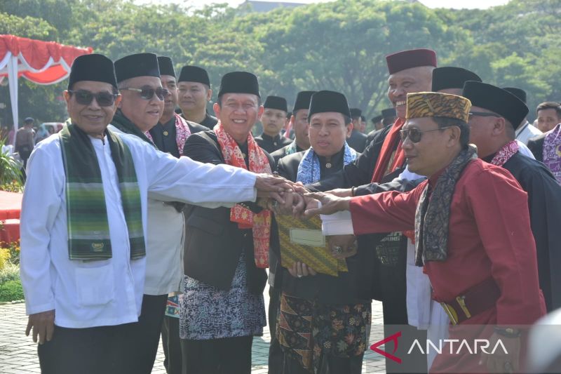 Kepala Pelaksana BPBD Provinsi Jawa Barat Dani Ramdan (selendang oranye) berfoto bersama sejumlah tokoh masyarakat Kabupaten Bekasi usai pamit sebagai Penjabat Bupati Bekasi saat upacara Hari Jadi ke-74 daerah itu, Kamis (15/8/2024). (ANTARA/Pradita Kurniawan Syah).