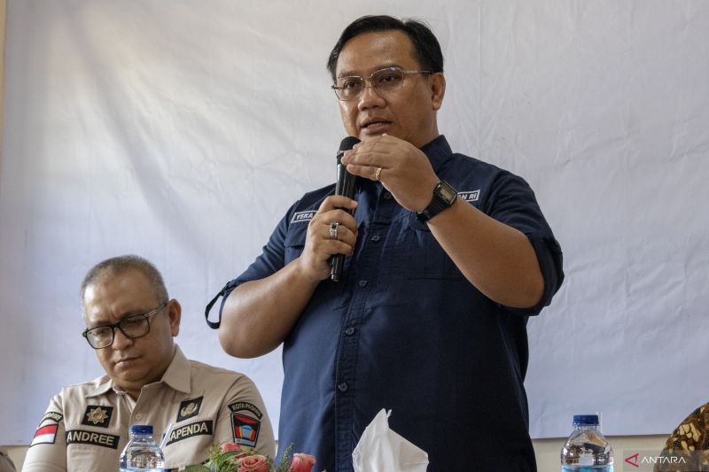 Anggota Ombudsman RI Yeka Hendra Fatika saat memberikan penjelasan terkait layanan kependudukan di Padang, Kamis (15/8/2024). ANTARA/Muhammad Zulfikar.