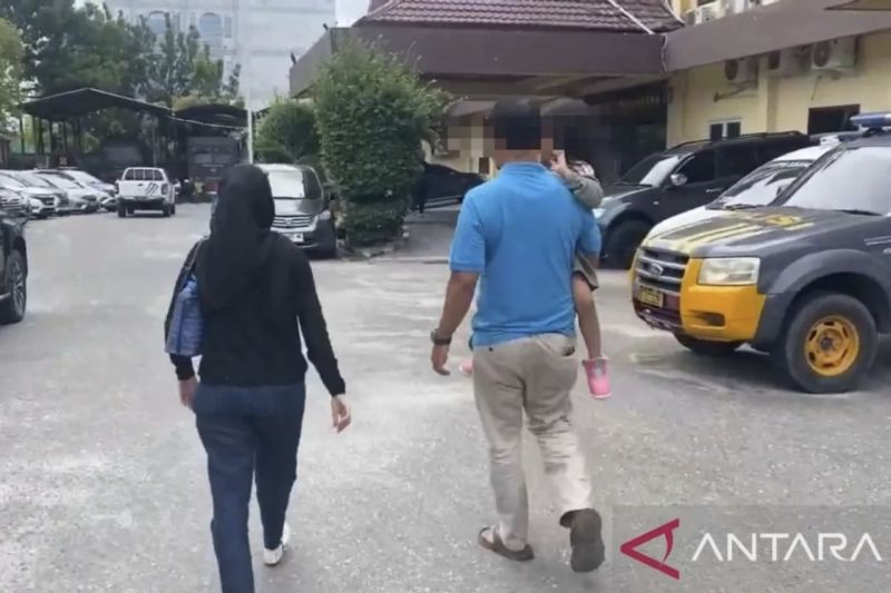Pihak korban dugaan penganiayaan di tempat penitipan di Pekanbaru saat pemeriksaan lanjutan di Polresta Pekanbaru. ANTARA/Annisa Firdausi