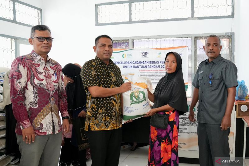 Pj Wali Kota Sabang Andri Nourman (kedua kiri) saat menyalurkan bantuan pangan beras bagi masyarakat kurang mampu di Kota Sabang, Aceh, Kamis (15/8/2024). ANTARA/HO-Pemkot Sabang
